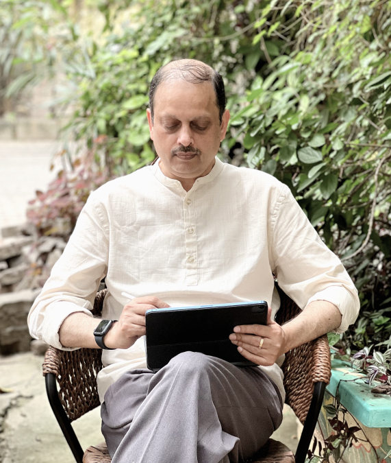 Dr Sharan has over 35 years of experience